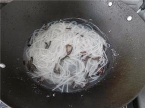 锅中倒入水加热至沸腾，放入米粉和木耳煮。
