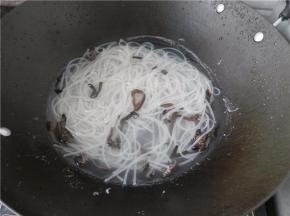 锅中倒入水加热至沸腾，放入米粉和木耳煮。