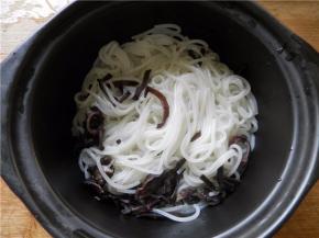 将米粉和木耳捞出，放干净的碗中。