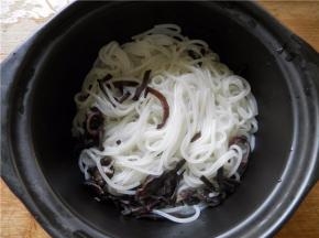 将米粉和木耳捞出，放干净的碗中。