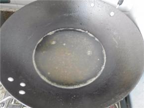 锅中倒350毫升水煮开，依次把汤料包倒进去煮开。