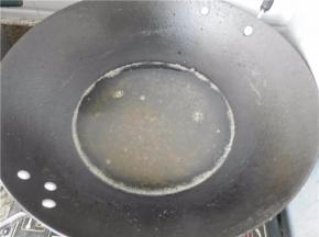 锅中倒350毫升水煮开，依次把汤料包倒进去煮开。