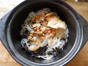 在米粉表面上，放入花生、豆角、腐竹等配菜。