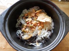 在米粉表面上，放入花生、豆角、腐竹等配菜。