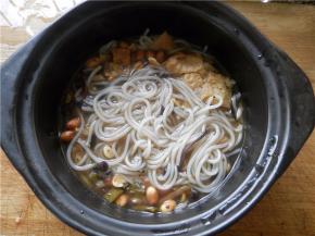 将汤料汁淋在米粉上，挤点辣椒油已是够辣。