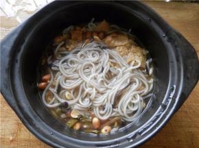 将汤料汁淋在米粉上，挤点辣椒油已是够辣。