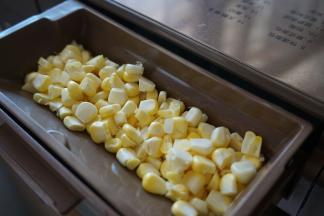 甜玉米粒洗干净并沥干水分后，放入面包机的果料盒