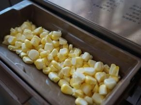 甜玉米粒洗干净并沥干水分后，放入面包机的果料盒