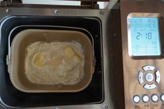 面包桶放入到东菱1352AE-3C面包机里，选择甜面包程序，烧色中，重量中，时间默认2小时18分钟。不同型号面包机时间会有所不同