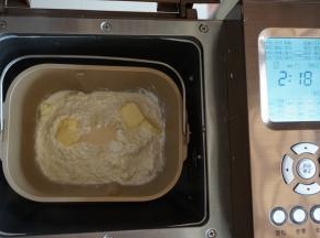 面包桶放入到东菱1352AE-3C面包机里，选择甜面包程序，烧色中，重量中，时间默认2小时18分钟。不同型号面包机时间会有所不同