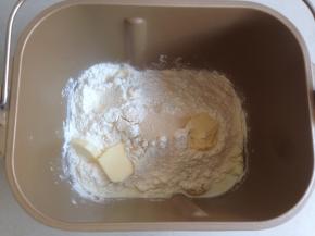 加入面粉、切成小块的软化黄油和酵母