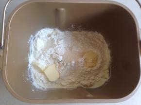 加入面粉、切成小块的软化黄油和酵母