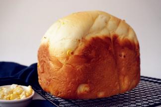 面包做好后，立即戴上隔热手套，将面包桶提出来，倾斜着将面包倒出来，待面包冷却后再切片，未食用的面包放保鲜袋里，室温保存即可