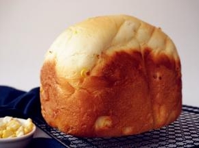 面包做好后，立即戴上隔热手套，将面包桶提出来，倾斜着将面包倒出来，待面包冷却后再切片，未食用的面包放保鲜袋里，室温保存即可