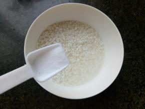 粳米淘洗干净，加少许盐和油泡一会儿。