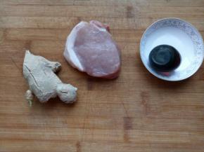 准备准备做粥的其它食材。