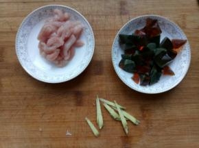 皮蛋切小块，瘦肉切丝加少许盐和料酒腌一下，姜切丝。