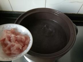 锅内水煮沸，下入肉丝。