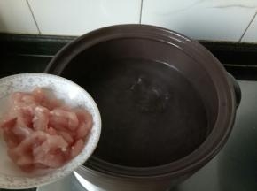 锅内水煮沸，下入肉丝。