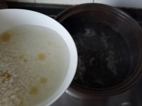 倒入粳米。