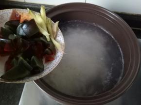 皮蛋块和姜丝，大火煮开转小火。