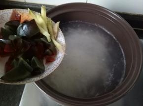 皮蛋块和姜丝，大火煮开转小火。