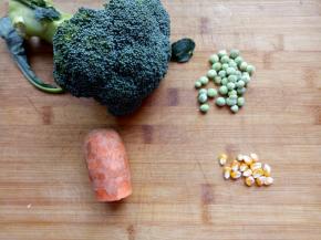 准备圣诞树的食材。