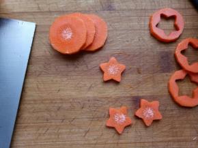 胡萝卜切片，刻出自己喜欢的形状，这里刻的小星星。