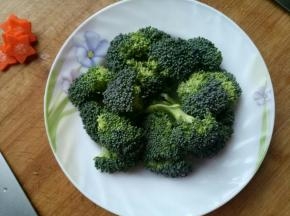 西兰花切小朵，洗净，在盘子里一层层堆起来。