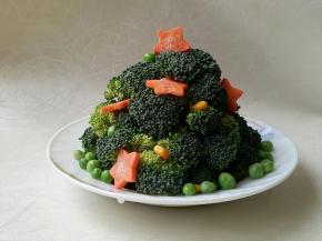 堆成树的形状，装饰上豌豆，玉米和胡萝卜。