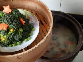 刻萝卜花的下角料不再扔，切小粒下锅，粥煮半小时左右蒸西兰花，8分钟左右关火。