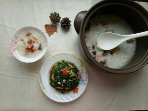 西兰花出锅后，挤上沙拉酱，既做装饰也做调味。