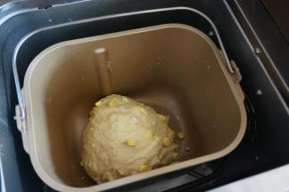 在和面结束前两三分钟，会听到“啪啪”一声，那是果料盒打开的声音，玉米粒投放进面团里，这是面团和好的状态