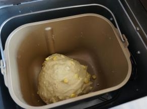 在和面结束前两三分钟，会听到“啪啪”一声，那是果料盒打开的声音，玉米粒投放进面团里，这是面团和好的状态