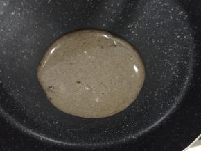 锅子烧热，舀一勺面糊摊平，小火加热