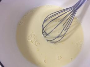 鸡蛋打散，加糖加盐，倒入奶油混合均匀