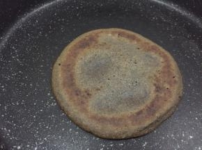 直至表面起泡，翻过来煎另一面