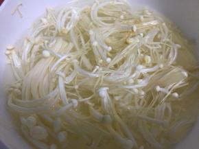 放入清水中洗净沥干水分