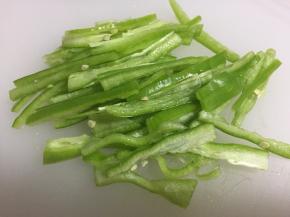 尖椒洗净去籽切丝，葱姜蒜备好