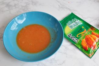 取蜜汁腌料按配比用水稀释。