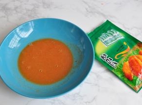 取蜜汁腌料按配比用水稀释。