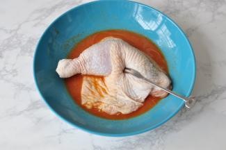 将鸡腿清理干净后，放入腌料中，用叉子或牙签在外皮多扎几下，以便更好更快的腌制入味。腌制时根据室温，如果时间允许建议提前几个小时腌制，放冰箱可以更好的保鲜且入味。