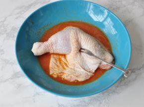 将鸡腿清理干净后，放入腌料中，用叉子或牙签在外皮多扎几下，以便更好更快的腌制入味。腌制时根据室温，如果时间允许建议提前几个小时腌制，放冰箱可以更好的保鲜且入味。