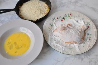 将鸡蛋打散，同时准备土豆雪花粉，淀粉，将腌好的鸡腿用厨房纸吸尽水份，再沾满淀粉。