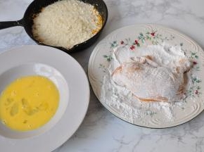 将鸡蛋打散，同时准备土豆雪花粉，淀粉，将腌好的鸡腿用厨房纸吸尽水份，再沾满淀粉。