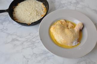 沾满淀粉后，再沾满蛋液。