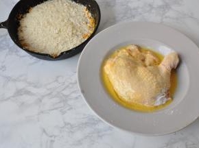 沾满淀粉后，再沾满蛋液。