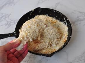 最后，再放入土豆雪花粉中沾满。
