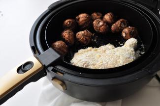 空气炸锅（或烤箱）200度预热5分钟，放入鸡腿，我的炸锅容量够大，我决定一起再烤几个芋头解解馋