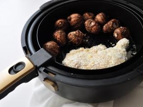 空气炸锅（或烤箱）200度预热5分钟，放入鸡腿，我的炸锅容量够大，我决定一起再烤几个芋头解解馋